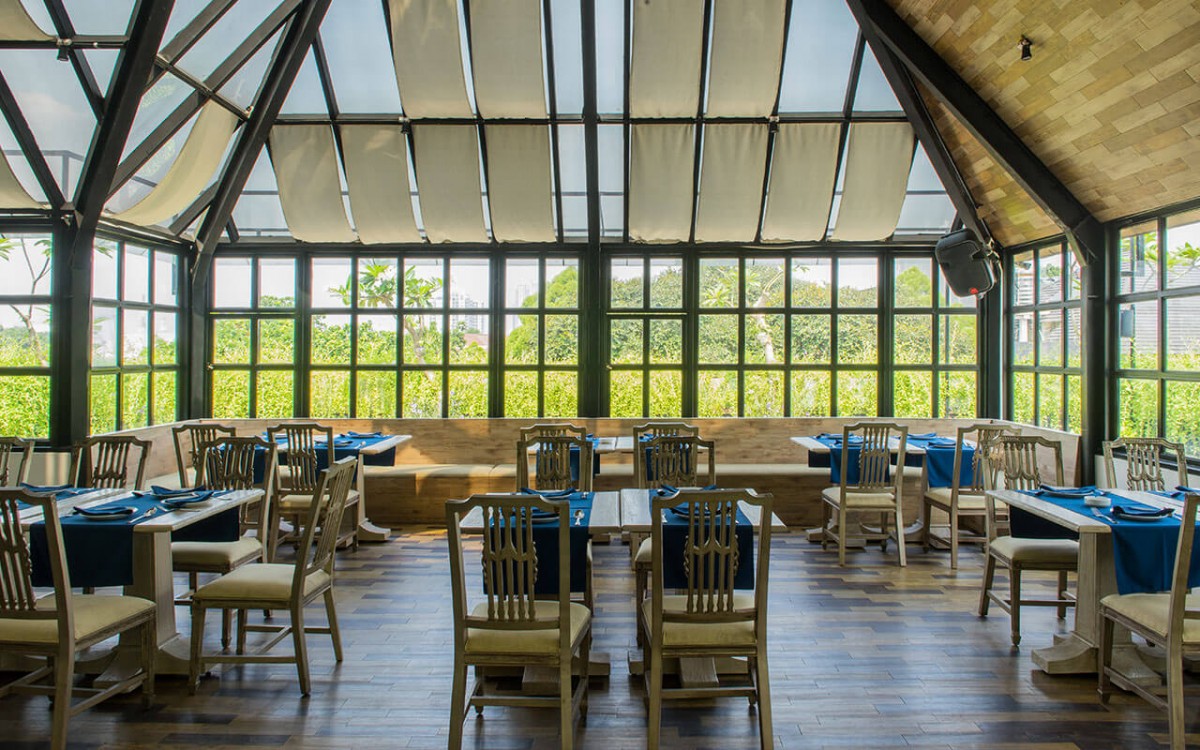 Sediakan aneka makanan dan minuman western serta Asia